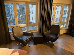 Quarto casal superior, para não fumantes, vista para a cidade | Área de estar | TV de tela plana