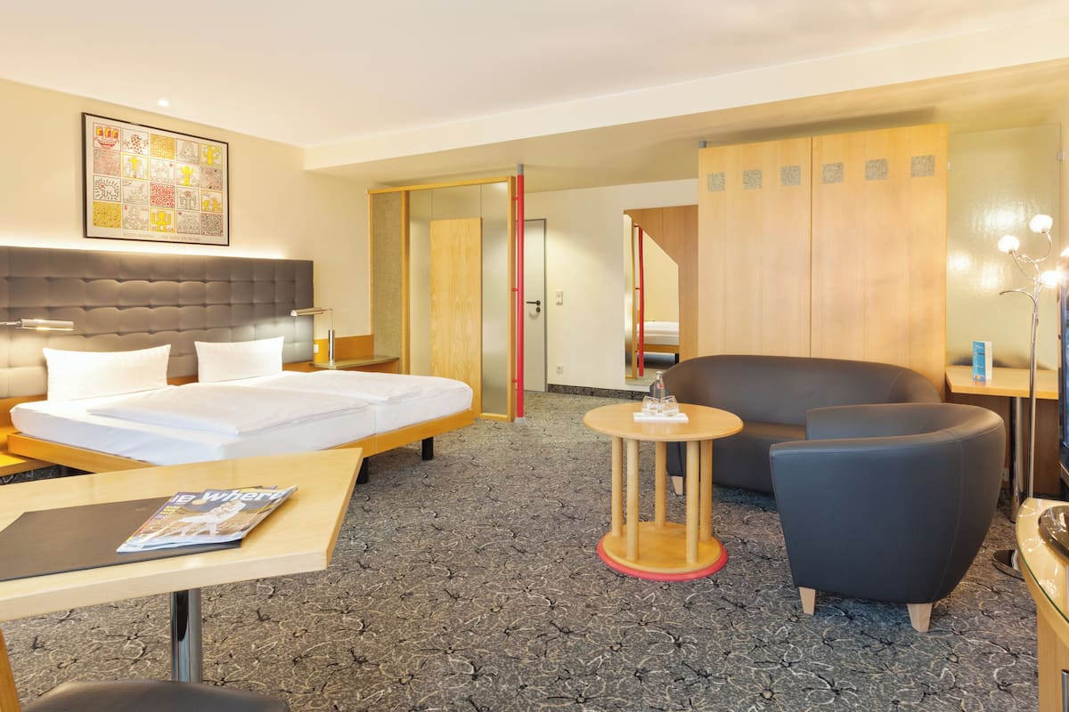 Allergiatestatut vuodevaatteet, tallelokero huoneessa, työpöytä