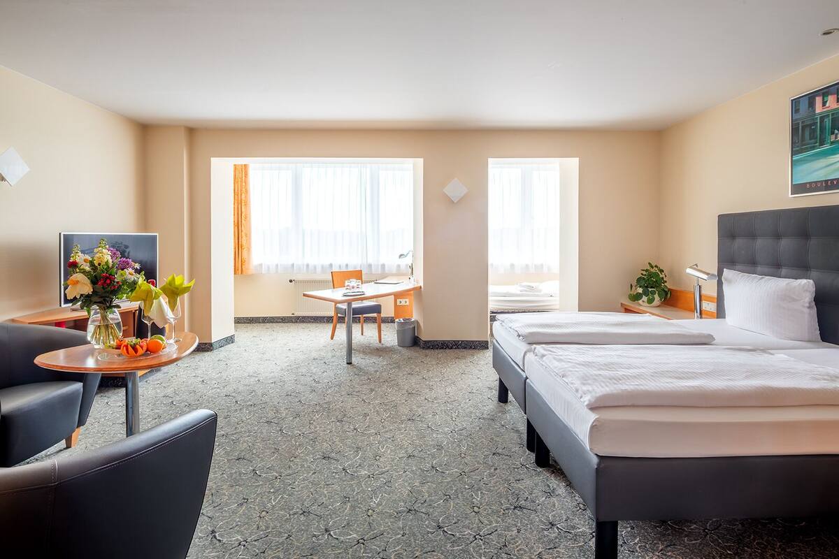 Studio Deluxe Triple Room | Hypo-allergenic bedding available, in-room safe, desk, blackout drapes