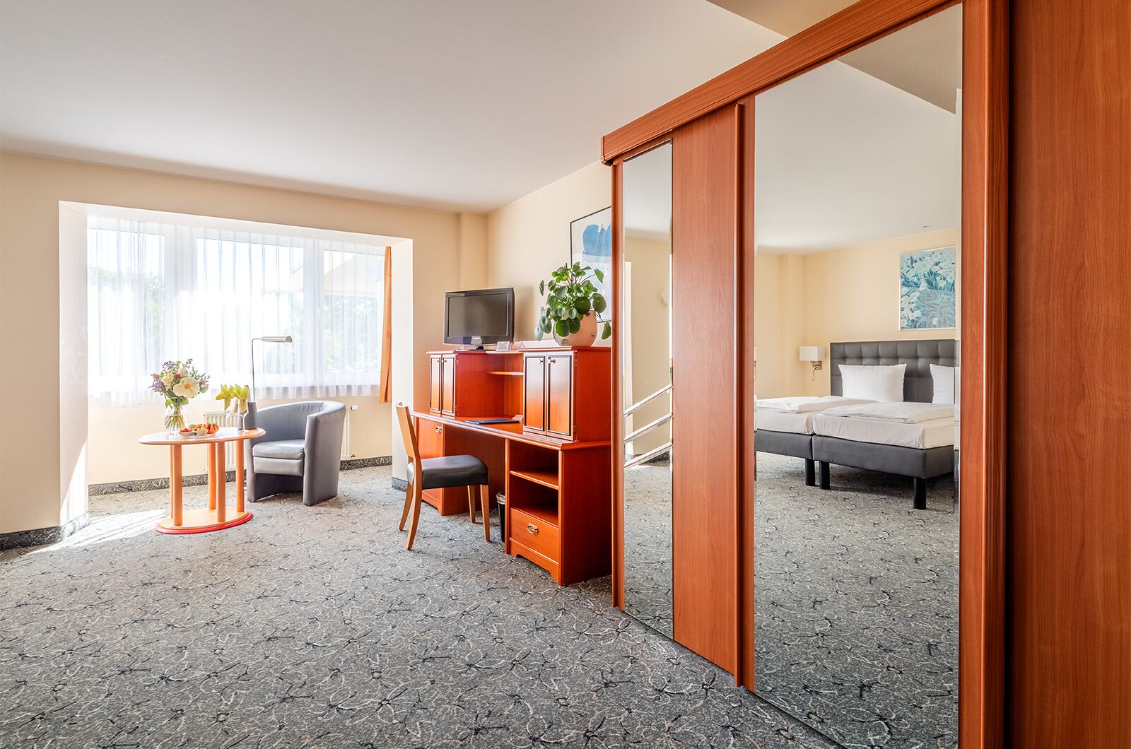 Deluxe-Doppelzimmer, barrierefrei | Allergikerbettwaren, Zimmersafe, Schreibtisch, Verdunkelungsvorhänge