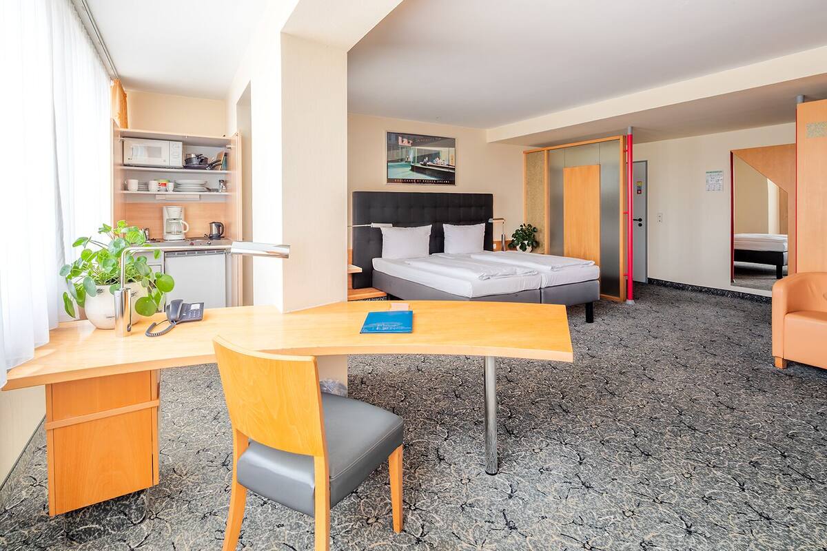 Studio Deluxe Triple Room, Kitchenette | Hypo-allergenic bedding available, in-room safe, desk, blackout drapes