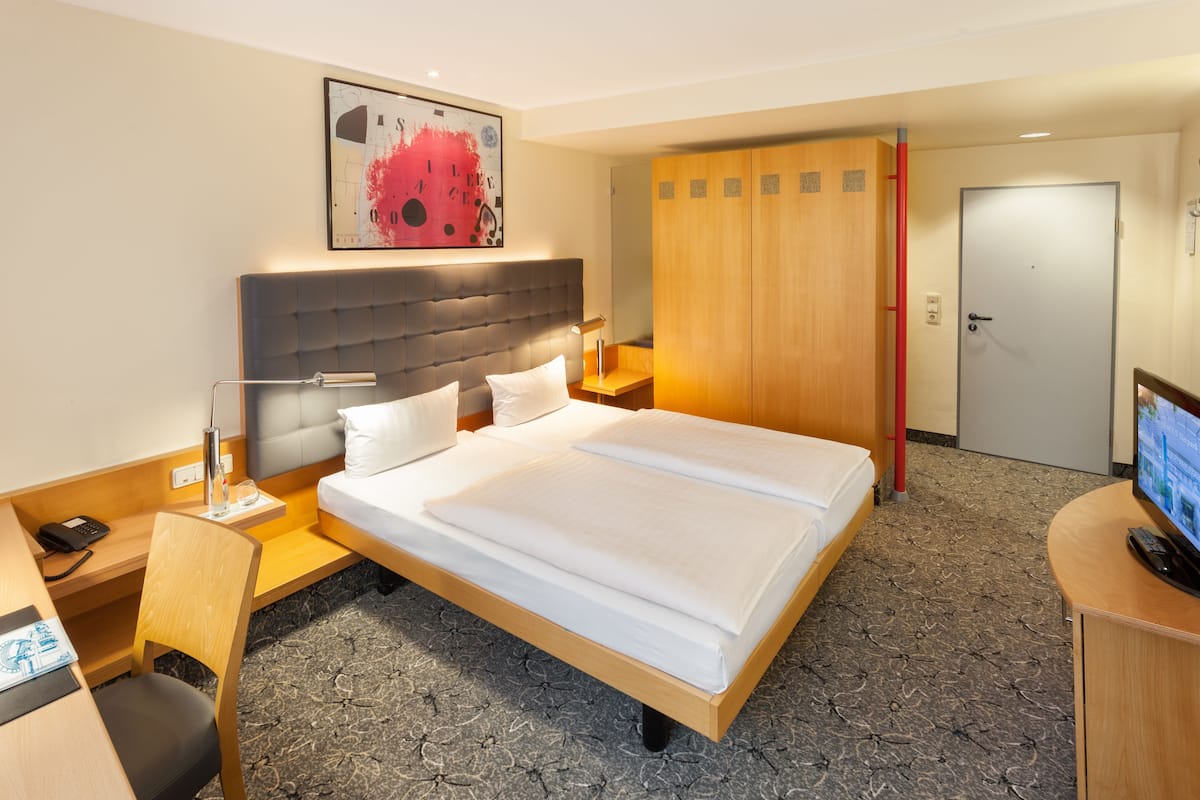 Habitación doble Confort | Ropa de cama hipoalergénica y caja de seguridad en la habitación