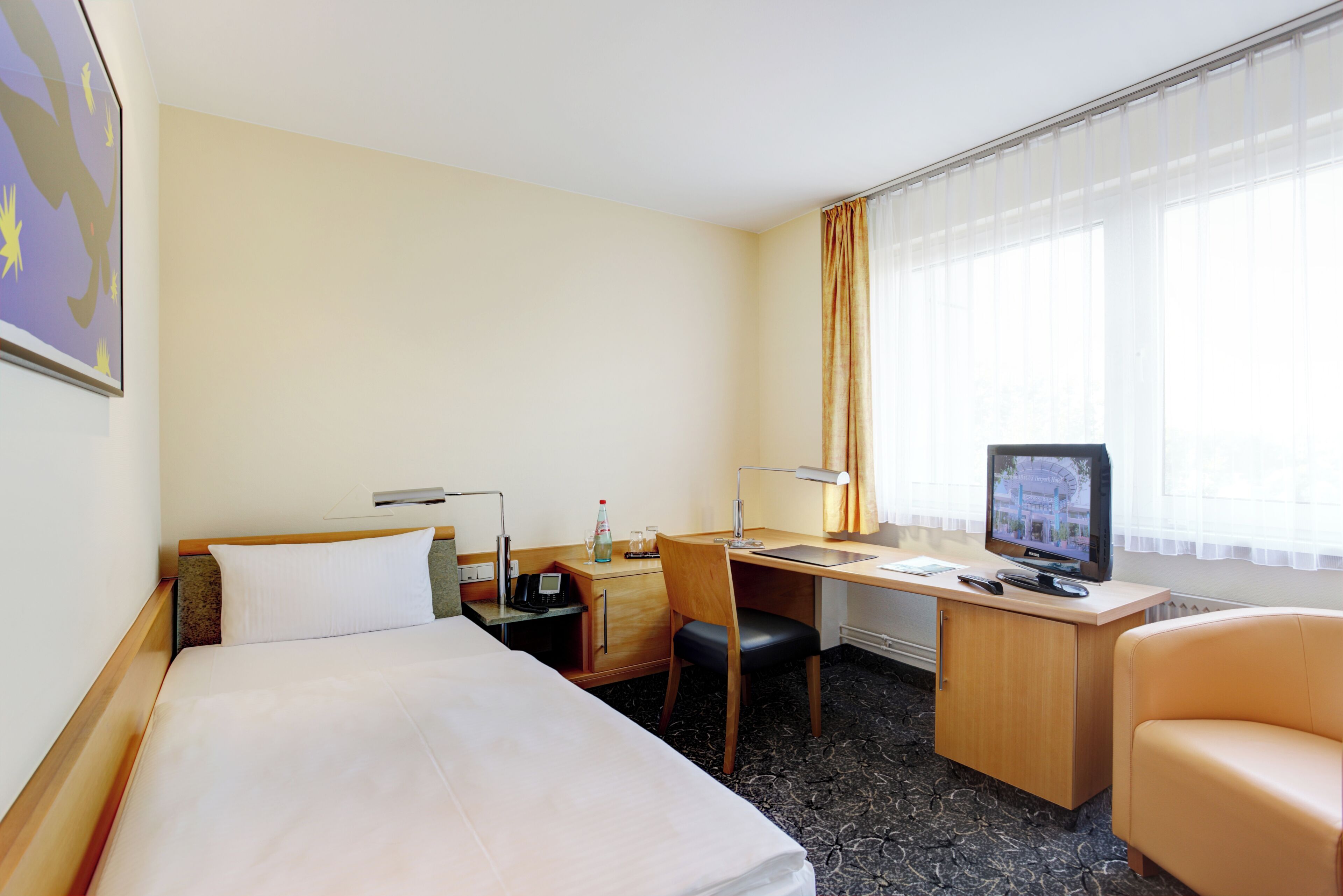 Literie hypoallergénique, coffres-forts dans les chambres, bureau