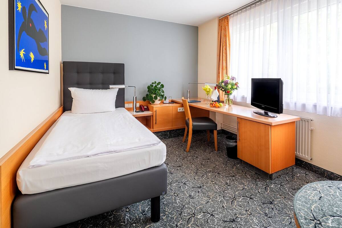 Economy Single Room | Hypo-allergenic bedding available, in-room safe, desk, blackout drapes