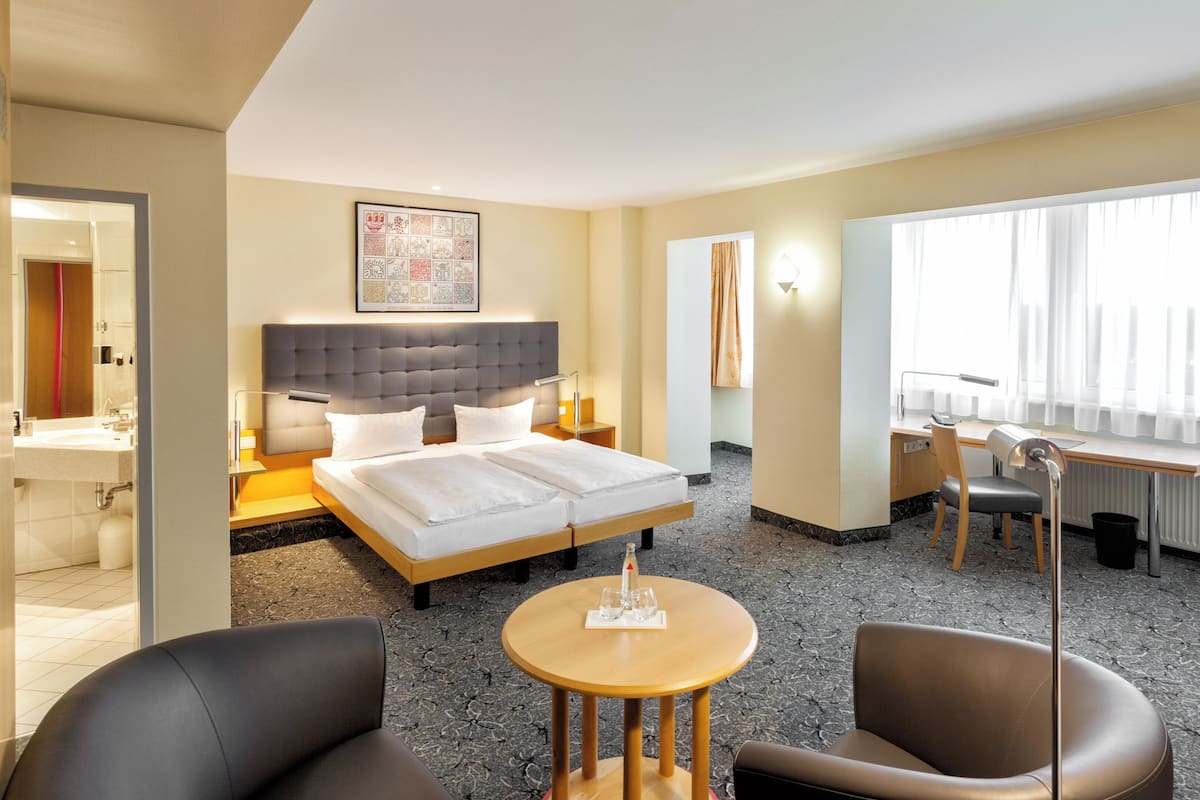 Kahden hengen deluxe-huone | Allergiatestatut vuodevaatteet, tallelokero huoneessa, työpöytä