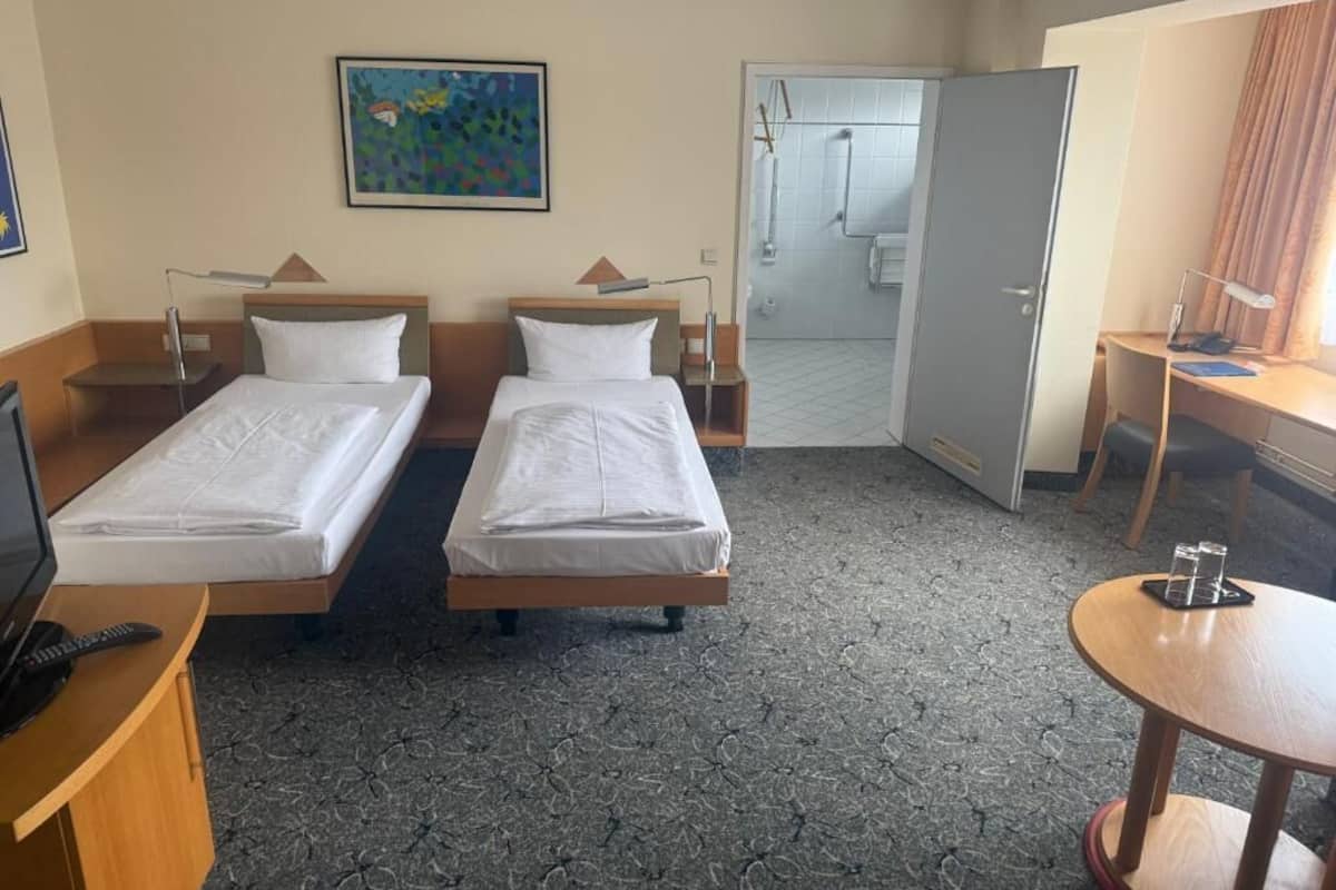 Kahden hengen superior-huone, esteetön liikuntarajoitteisille | Allergiatestatut vuodevaatteet, tallelokero huoneessa, työpöytä