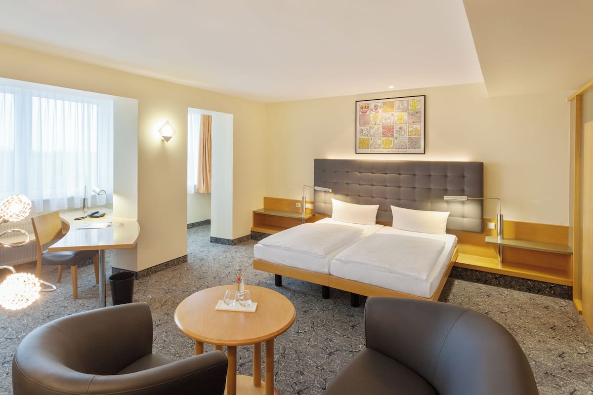 Studio Deluxe Triple Room | Allergiatestatut vuodevaatteet, tallelokero huoneessa, työpöytä