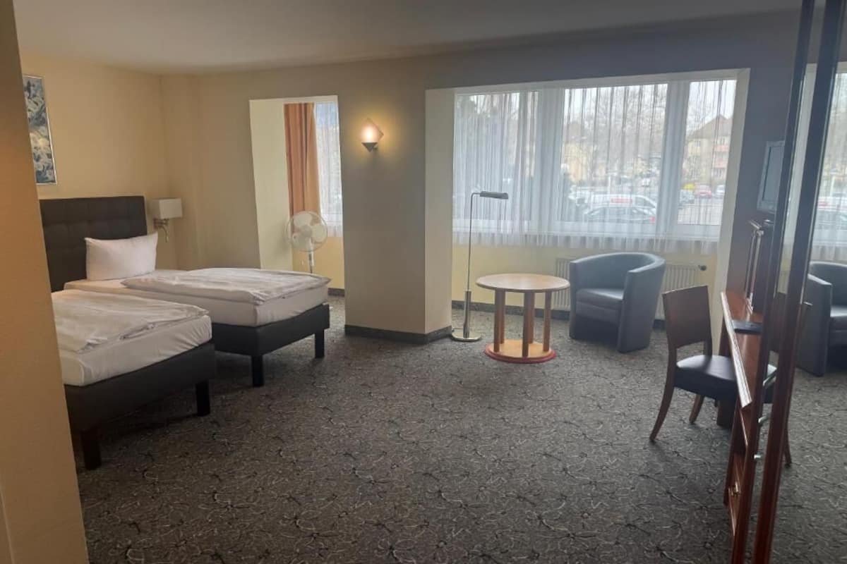 Kahden hengen deluxe-huone, esteetön liikuntarajoitteisille | Allergiatestatut vuodevaatteet, tallelokero huoneessa, työpöytä