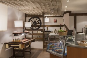 Petit déjeuner buffet (10.00 EUR par personne)