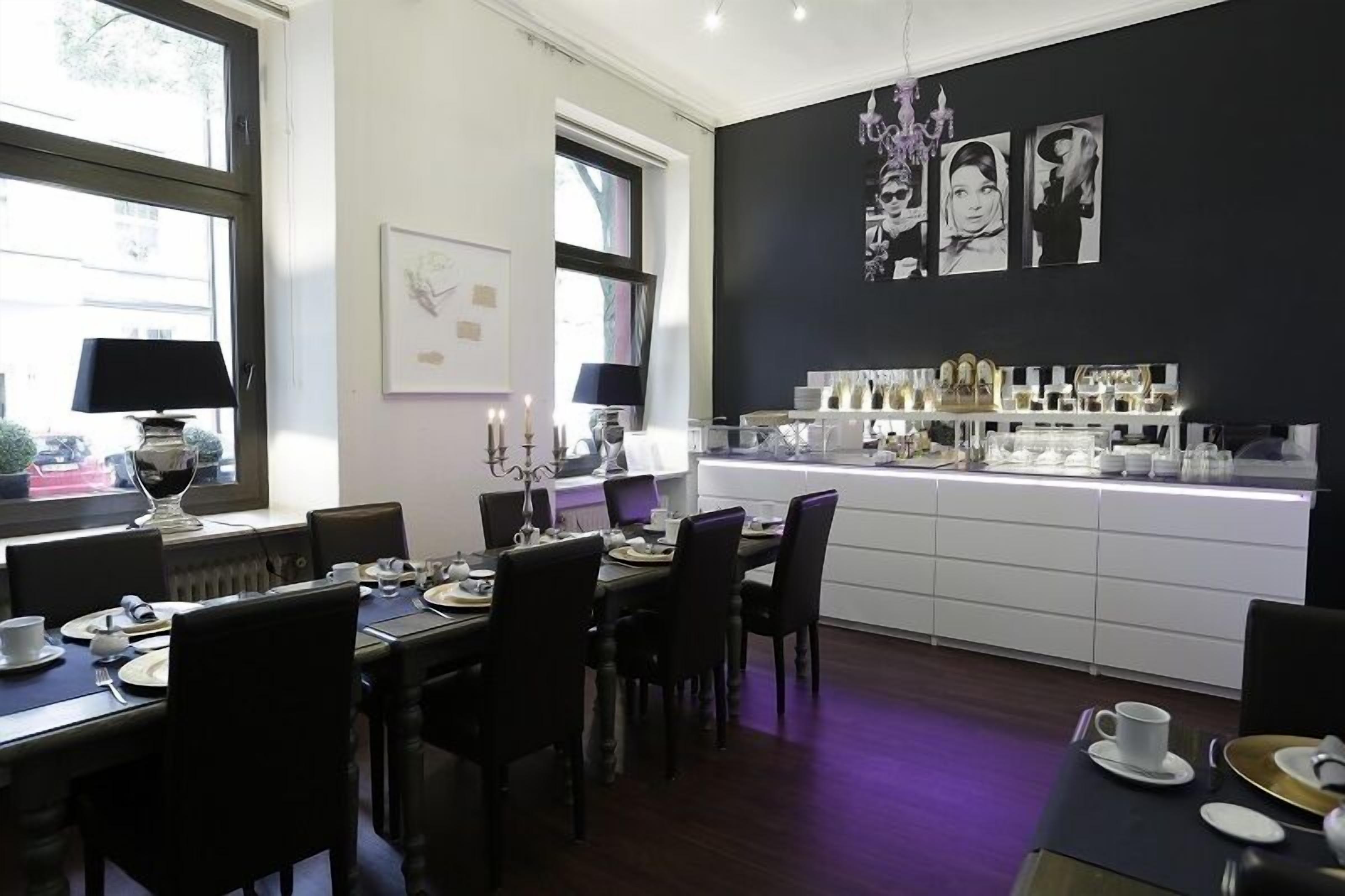 Tägliches Frühstücksbuffet (18 EUR pro Person)