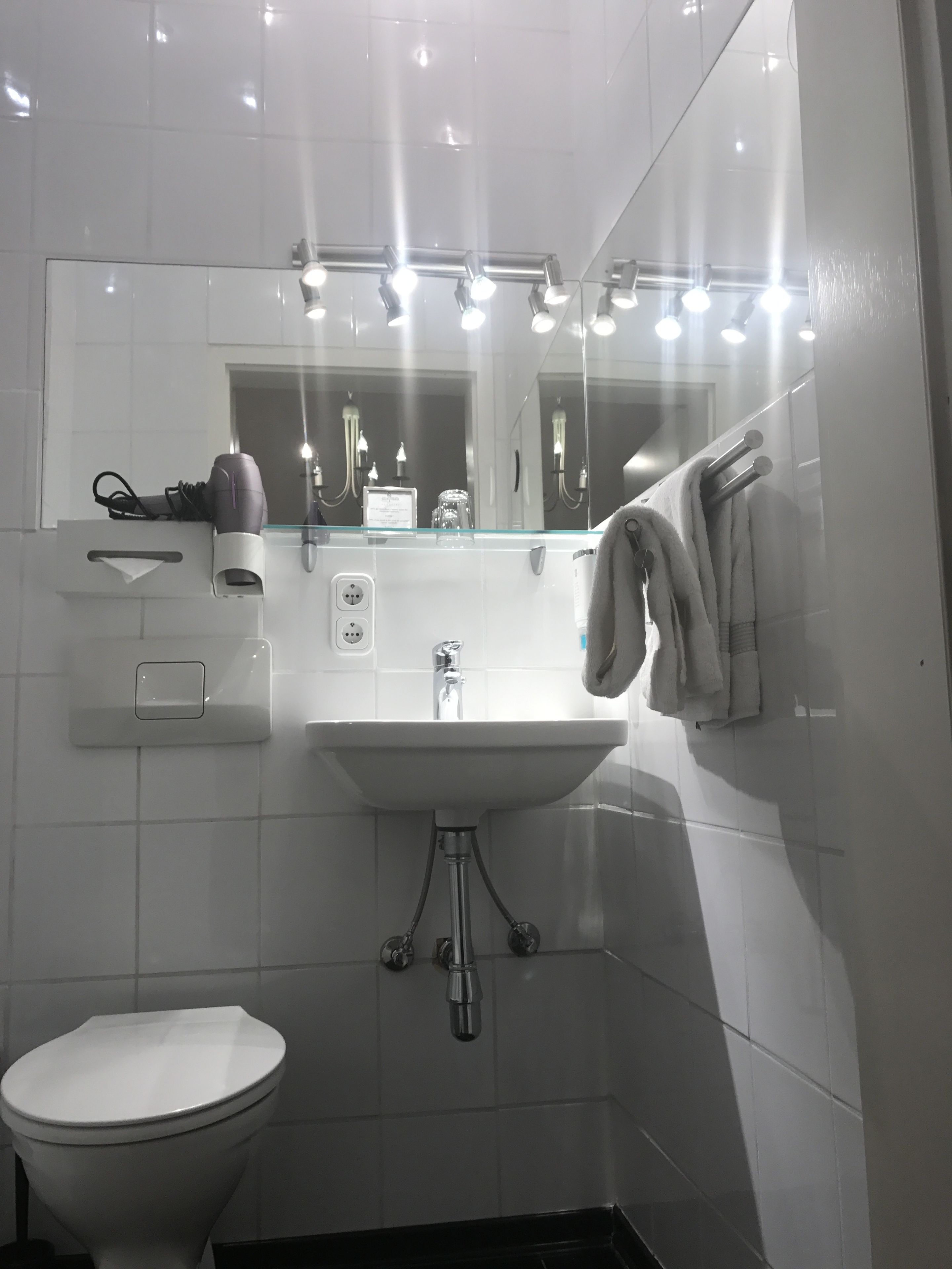 economy single room (dachgeschoss/anbau) | bathroom | shower, hair dryer, towels