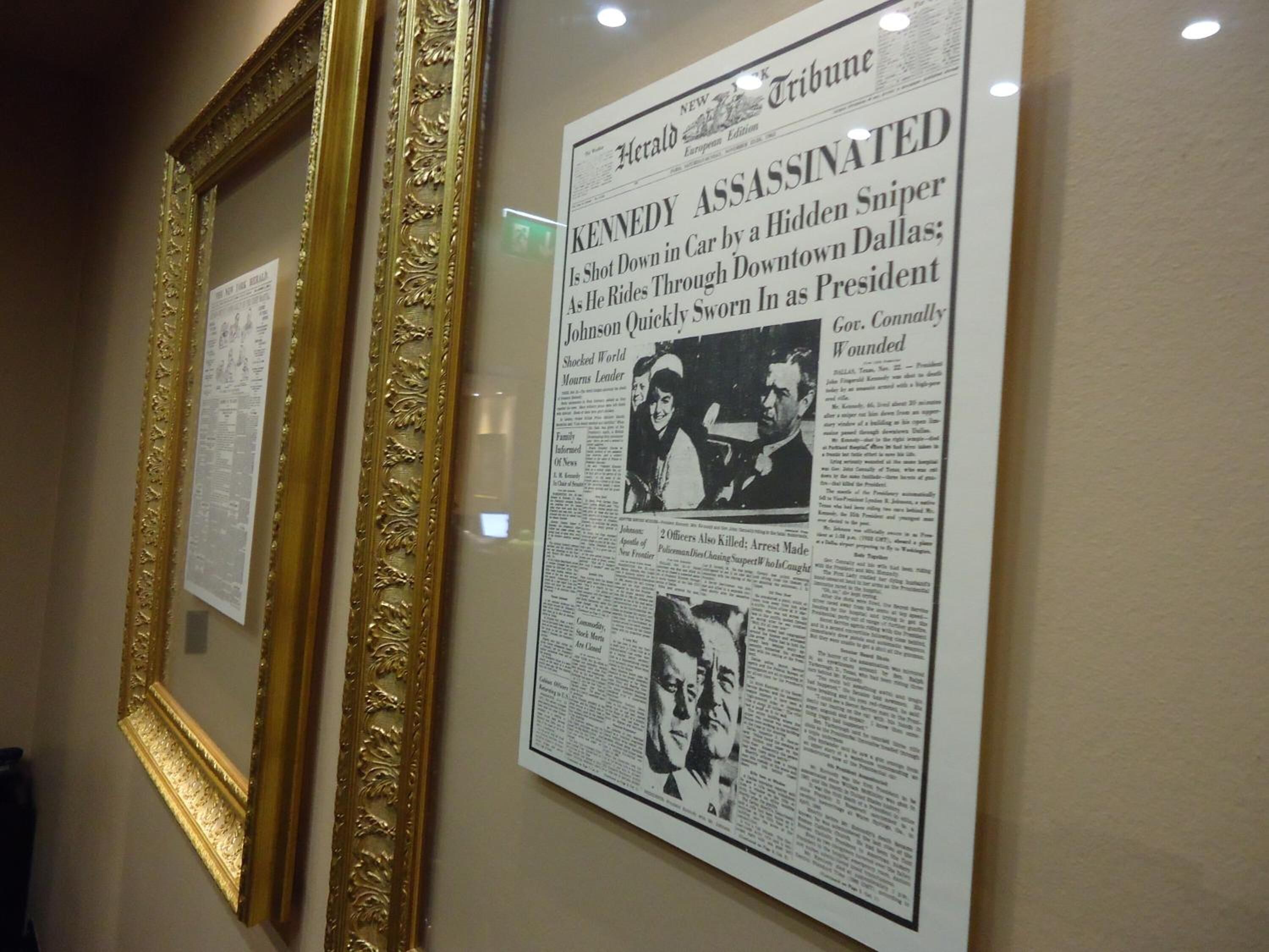 Artículo de periódico en un marco colgado en una pared.