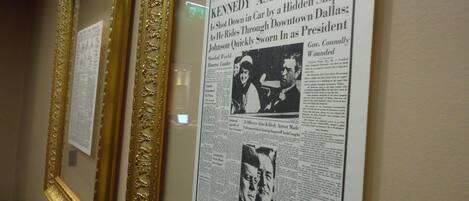 Artículo de periódico en un marco colgado en una pared.