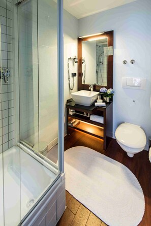 Shower, designer toiletries, hair dryer, slippers - Concorde Hotel (Frankfurt)