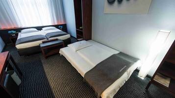 Standard-Dreibettzimmer | Hochwertige Bettwaren, Minibar, Schreibtisch