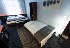 Chambre Triple Standard | Literie de qualité supérieure, minibar, bureau