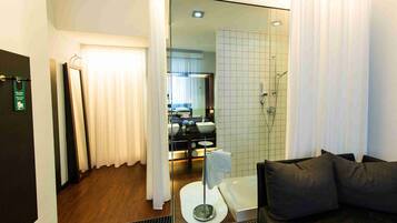Un baño moderno con cabina de ducha de vidrio, bañera y tocador con espejo.