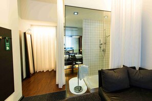 Standard Triple Room | Peralatan tempat tidur premium, bar mini, meja 