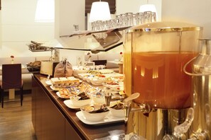 Frokostbuffé hver dag (EUR 13.5 per person)