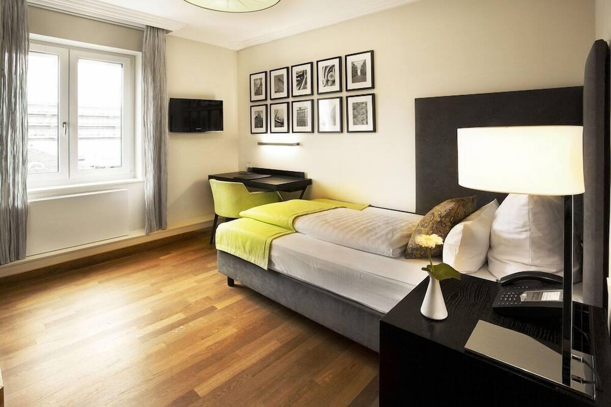 Roupas de cama premium, cofres nos quartos, escrivaninha
