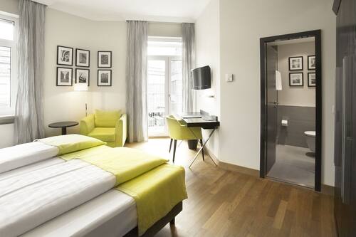 Chambre supérieure double ou avec lits jumeaux | Literie de qualité, coffre-fort pour ordinateur portable, bureau