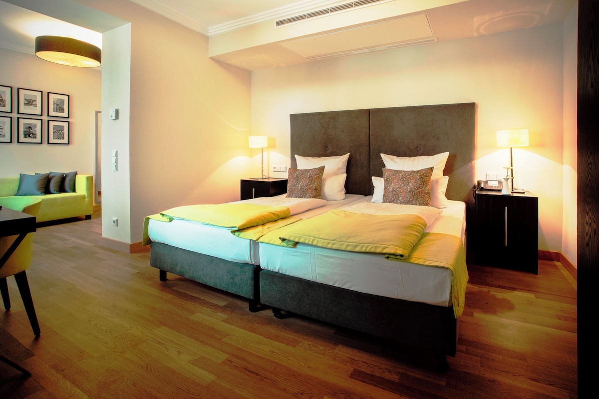 Suite junior | Ropa de cama de alta calidad, caja fuerte, escritorio