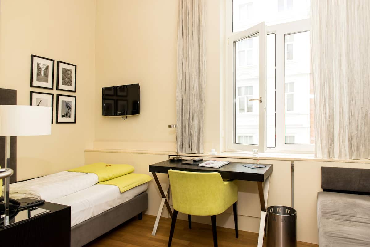 Chambre Simple Supérieure, 1 lit une place | Literie de qualité supérieure, coffres-forts dans les chambres, bureau