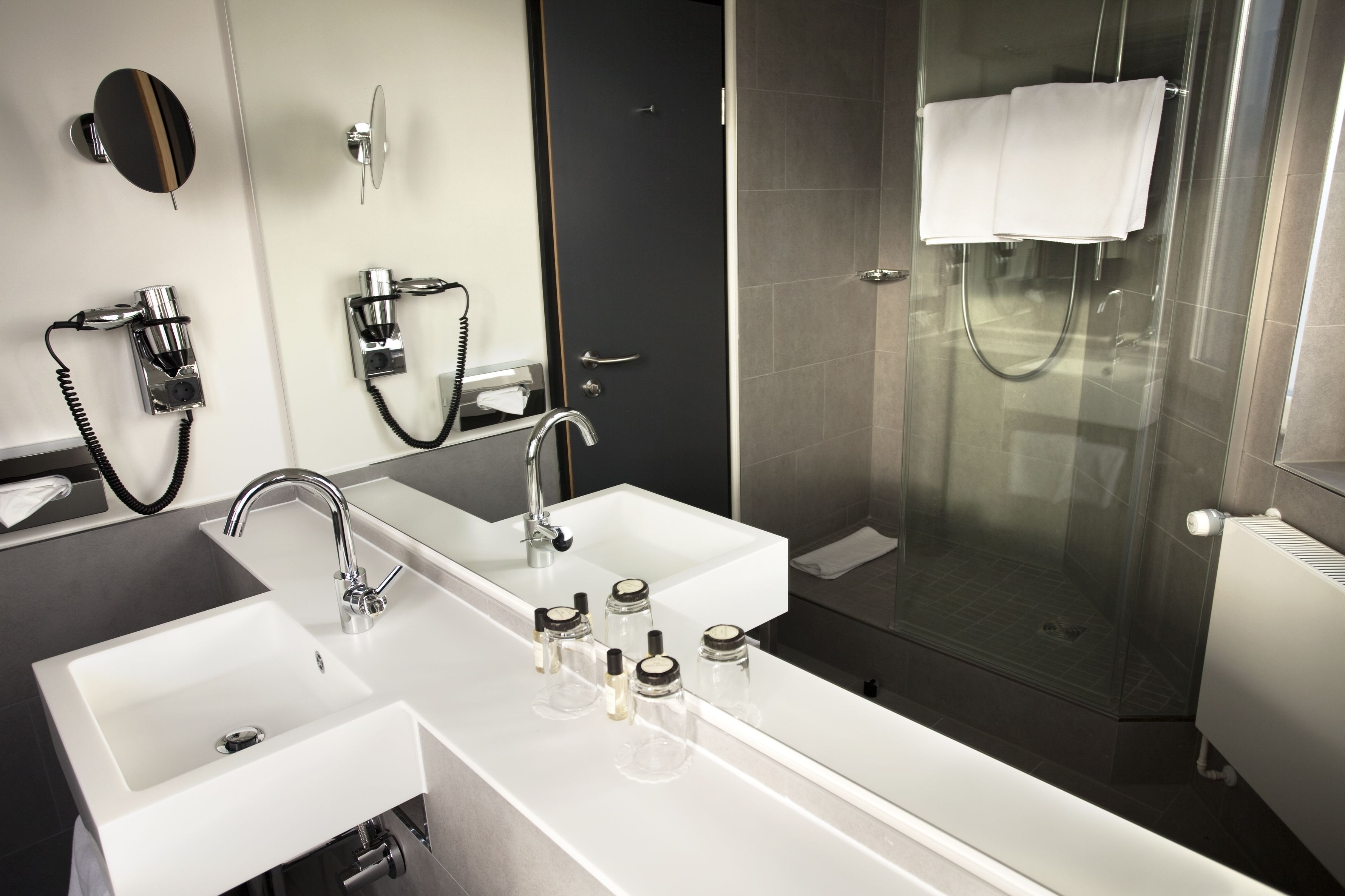 standard triple room | bathroom | shower, free toiletries, hair dryer, towels