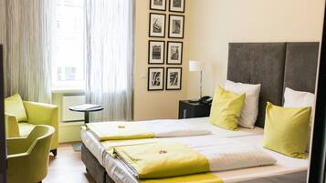 Una habitación de hotel con una cama grande, un escritorio y una silla.