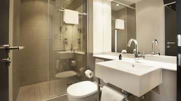 Dusche, kostenlose Toilettenartikel, Haartrockner, Handtücher