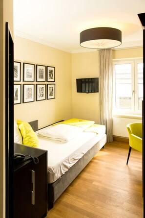 Quarto solteiro standard, 1 cama de solteiro | Roupas de cama premium, cofres nos quartos, escrivaninha