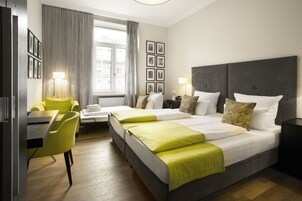 Ropa de cama de alta calidad y caja de seguridad en la habitación