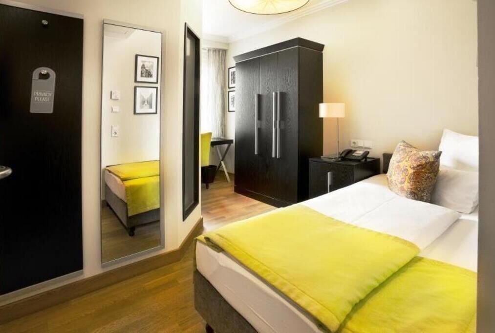 高級寢具、客房內保險箱、書桌、筆電工作空間