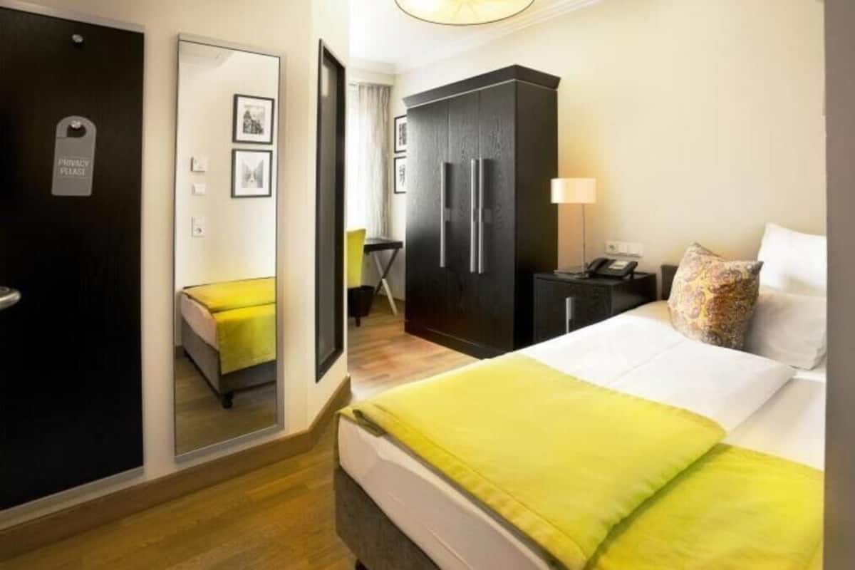 Premium bedding, in-room safe, desk, laptop workspace