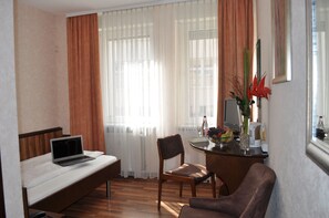 Habitación individual | Ropa de cama hipoalergénica, escritorio, sistema de insonorización