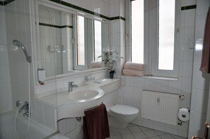 Habitación doble | Baño | Bañera y ducha independientes y secador de pelo