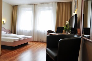 シングルルーム | 低刺激性寝具、デスク、防音設備、ベビーベッド (無料)