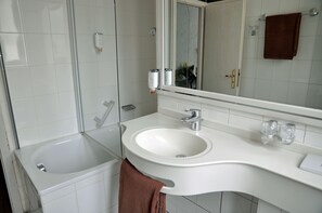 獨立浴缸和淋浴設備、吹風機