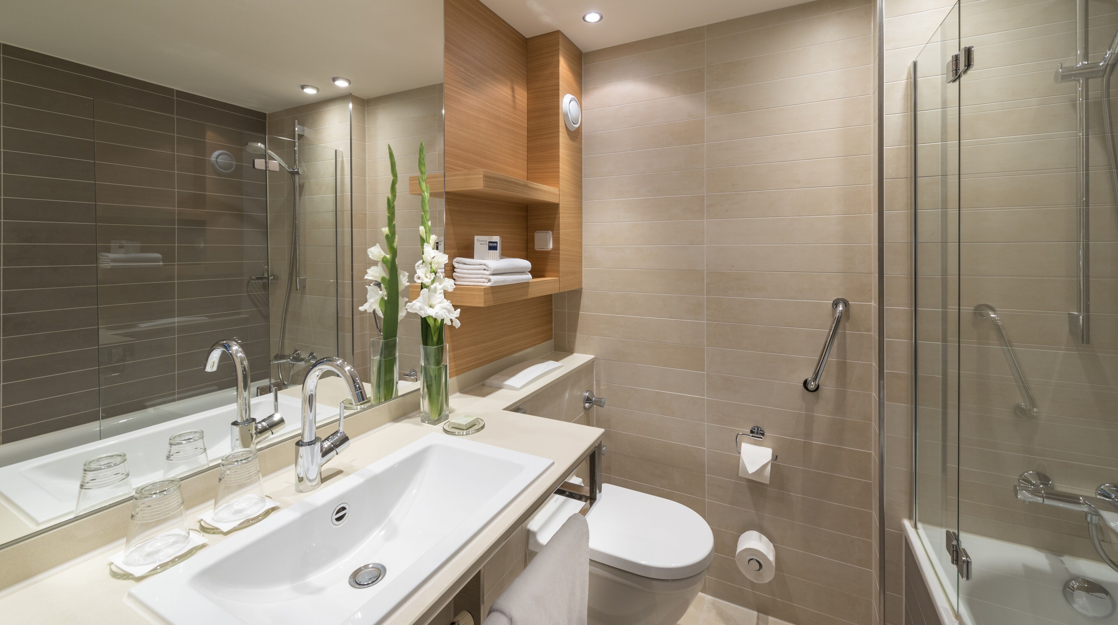 Baño | Secadora de cabello, batas, pantuflas, toallas 