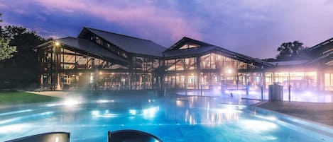 2 piscinas techadas, una piscina al aire libre