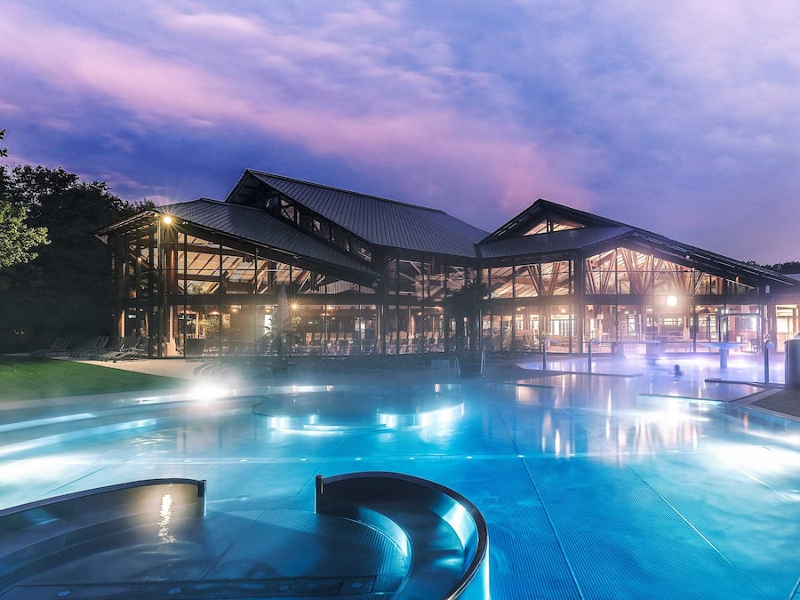 2 Innenpools, Außenpool, Liegestühle