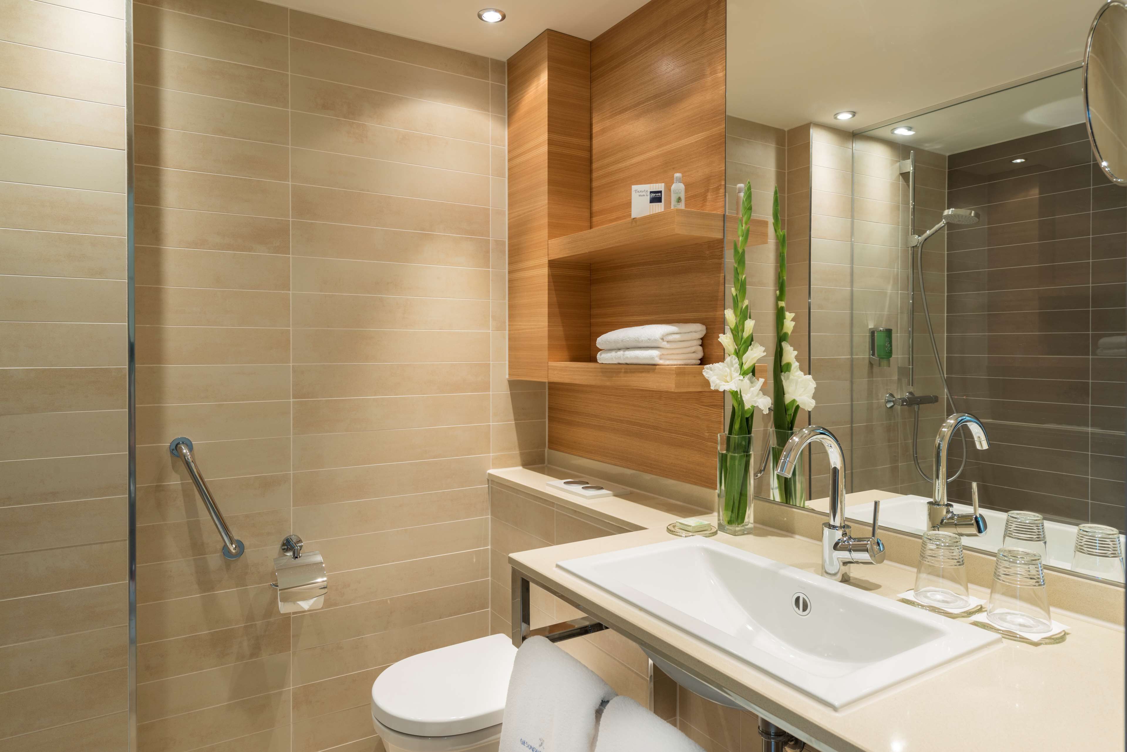 Ein modernes Badezimmer mit Dusche, Toilette und Waschbecken.
