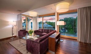 Hypo-allergenic bedding, minibar, in-room safe, desk