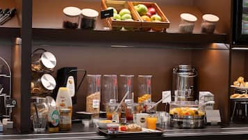 Desayuno buffet diario (EUR 13.9 por persona)