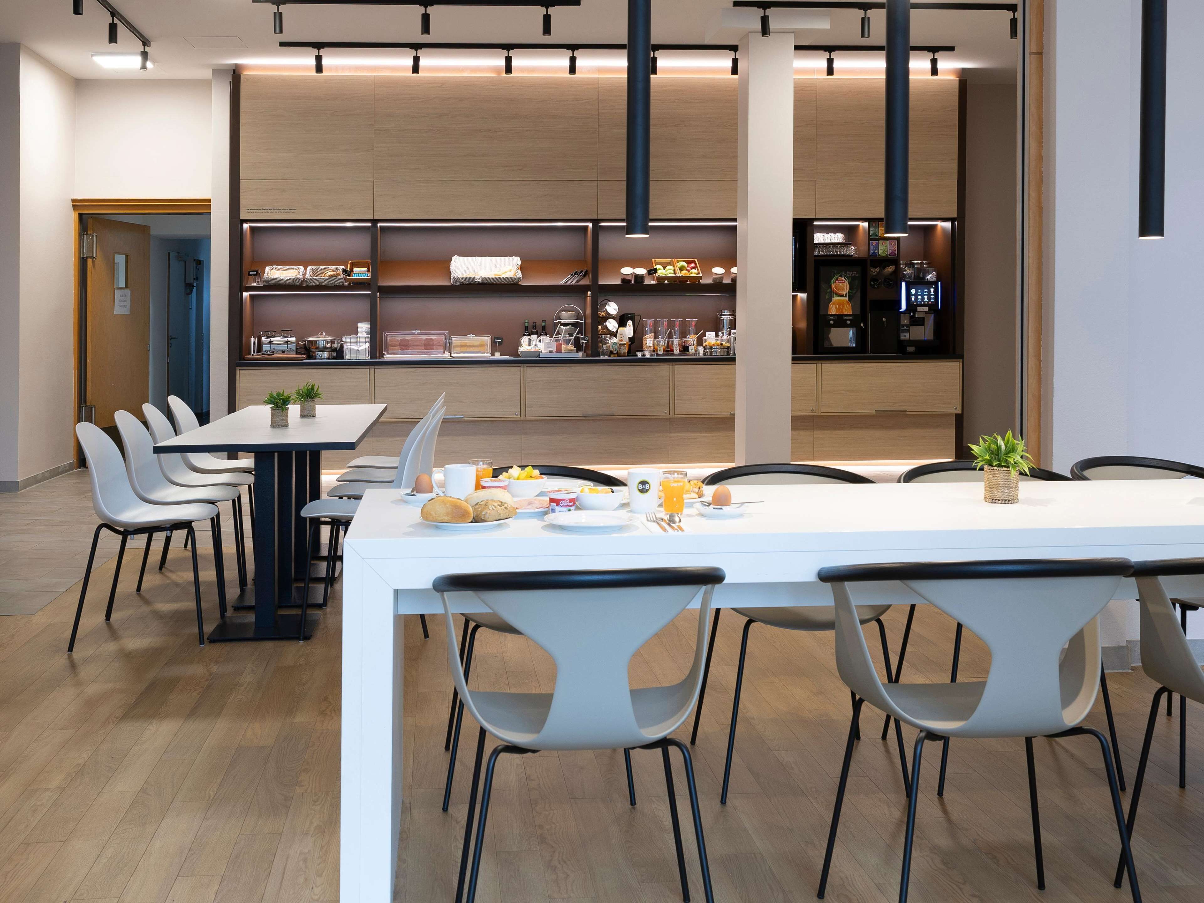 每日供應吃到飽早餐 (每人 EUR13.9)