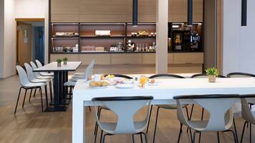 Desayuno buffet diario (EUR 13.9 por persona)