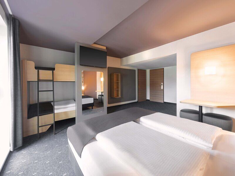 Hypo-allergenic bedding available, desk, soundproofing, WiFi (free)