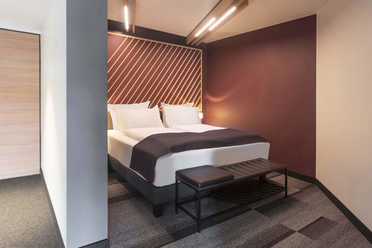 Dobbeltrom – premium | Allergitestet sengetøy, skrivebord, lydisolert og wi-fi (inkludert)