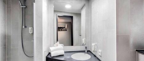 Combined shower/tub, hair dryer, towels