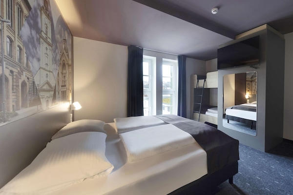 Allergikerbettwaren, Schreibtisch, schallisolierte Zimmer